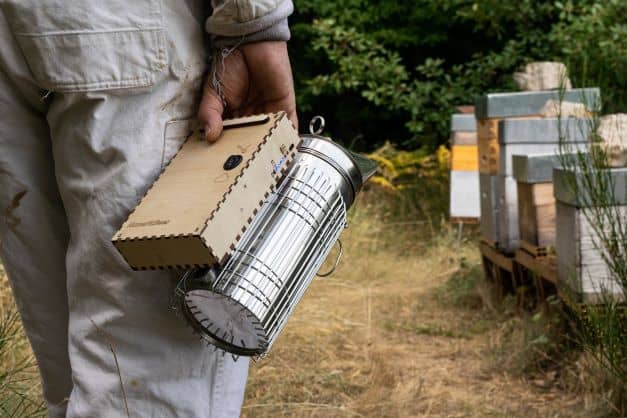 Zephyr, l'enfumoir pour abeilles à soufflerie électrique qui simplifie la vie des apiculteurs.