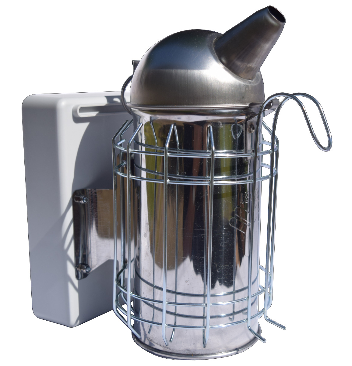 Zephyr, l'enfumoir pour abeilles à soufflerie électrique qui simplifie la vie des apiculteurs.