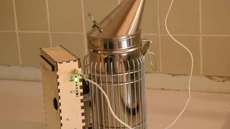 Zephyr, der Bienen Smoker mit elektrischem Gebläse, der das Leben der Imker vereinfacht.